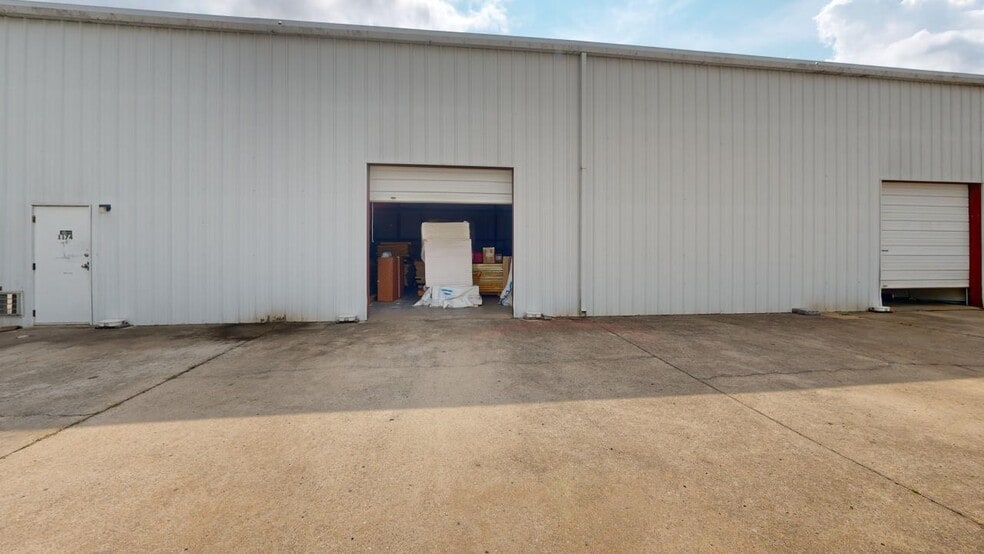 More Photos Of 1174 W Sunchase Ct, Fayetteville Warehouse For Lease