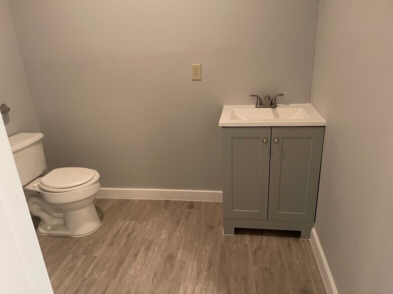 More Photos Of 4095 SE I 10 Frontage Rd, Sealy Medical For Sale