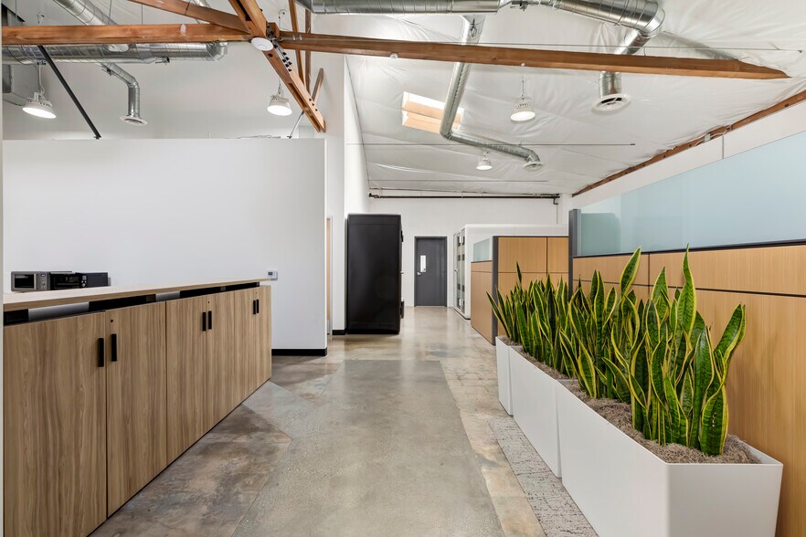 More Photos Of 956 W Hyde Park Blvd, Inglewood Manufacturing For Lease