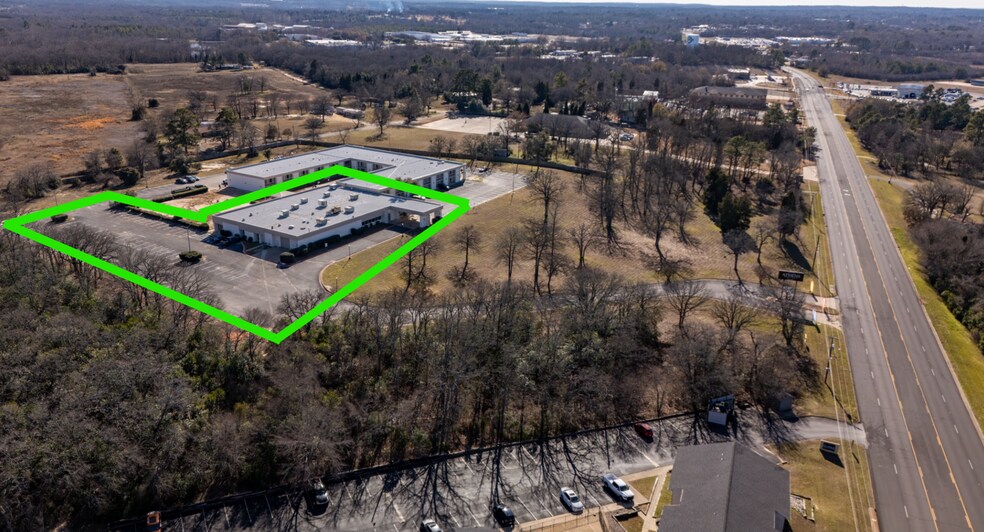 More Photos Of 2050 State Highway 31, Athens Showroom For Lease