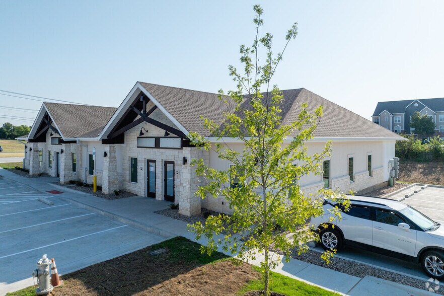 More Photos Of 3400-3420 Basswood Blvd, Fort Worth Unknown For Lease