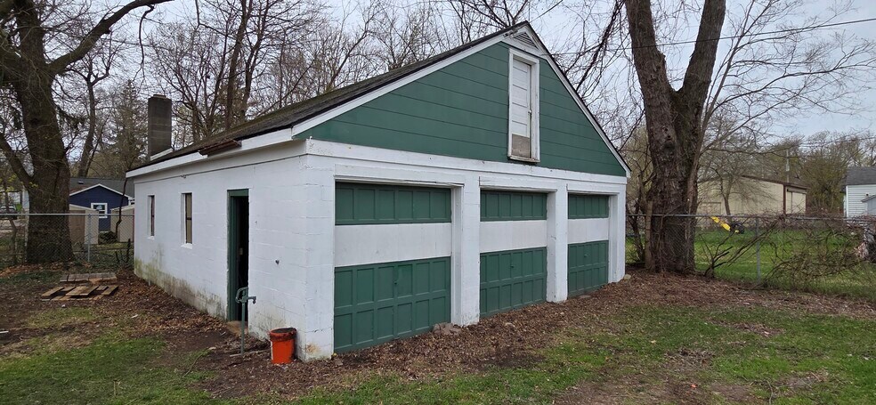 More Photos Of 321 W Sheridan Rd, Lansing Contractor Storage Yard For Sale
