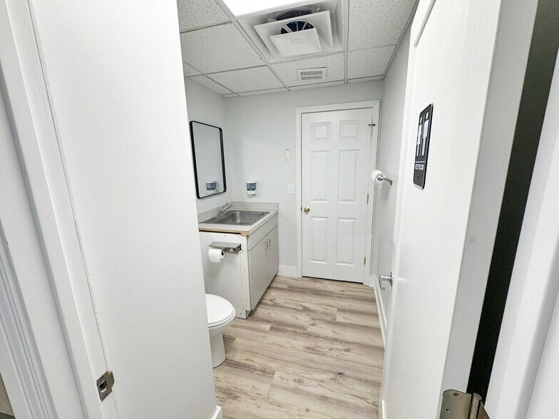 More Photos Of 225 Aberdeen Dr, Valparaiso Office For Sale