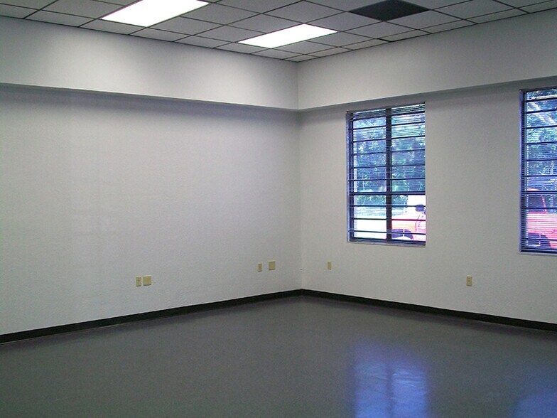 More Photos Of 13652 N 12th St, Tampa Light Manufacturing For Lease