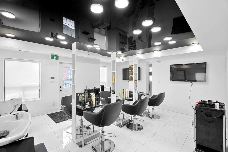 More Photos Of 62 Queen St S, Mississauga Freestanding For Lease