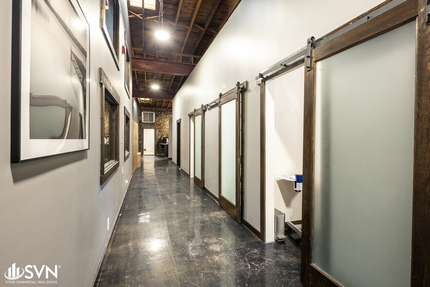 More Photos Of 1200 N Limestone, Lexington Storefront Retail Office For Sale