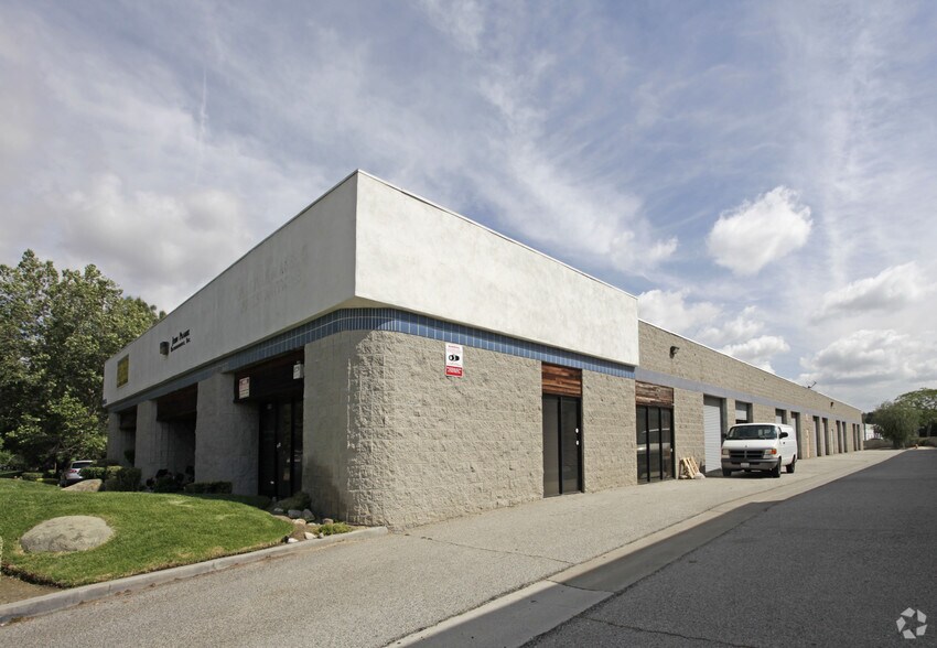 More Photos Of 27734 Avenue Scott, Valencia Service For Lease