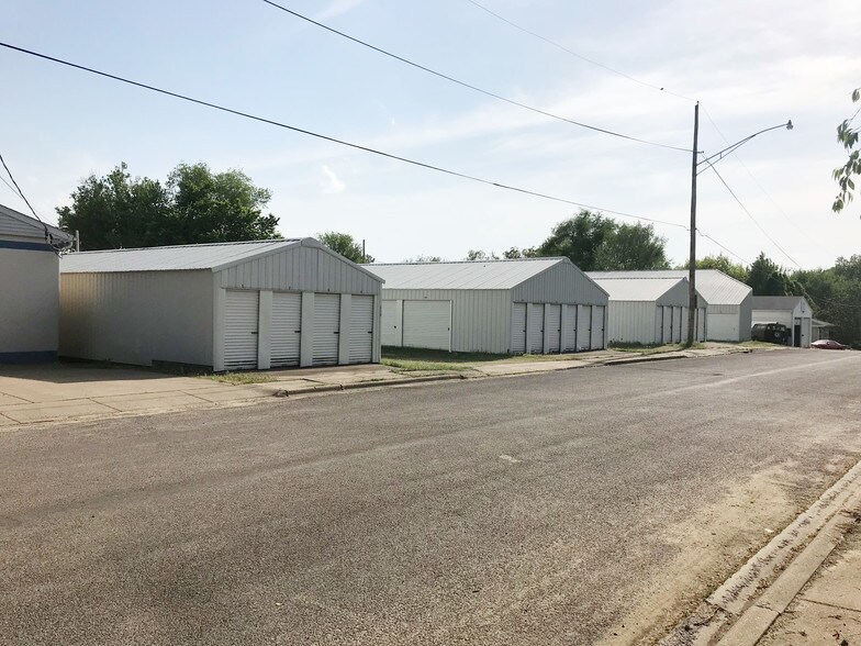 More Photos Of 421 E Moneta Ave, Peoria Heights Self Storage For Sale