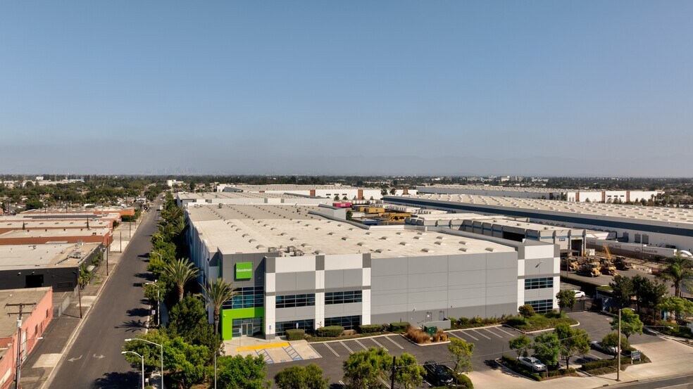 More Photos Of 2517 W Rosecrans Ave, Los Angeles Warehouse For Lease