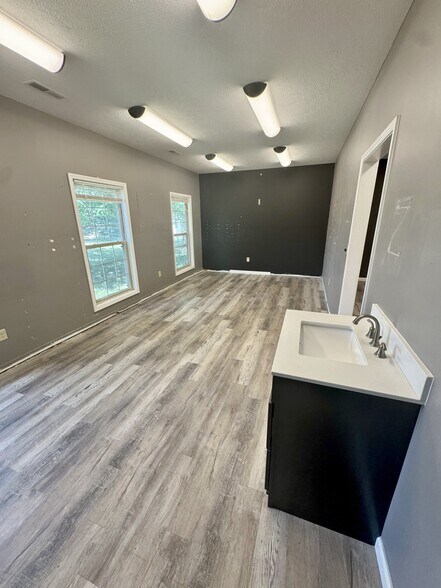 More Photos Of 2504 Veterans Memorial Pky S, Lafayette Office For Sale