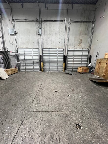 More Photos Of 9601-9667 NW 33rd St, Miami Service For Lease