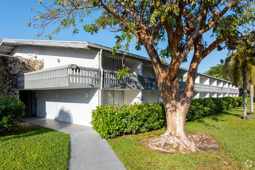 Primary Photo Of 750-770 NE 195th St, Miami Apartments For Sale