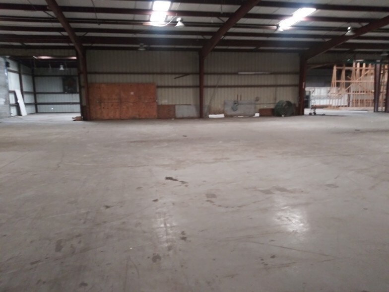 More Photos Of 5017 N Coolidge Dr, Tampa Warehouse For Sale