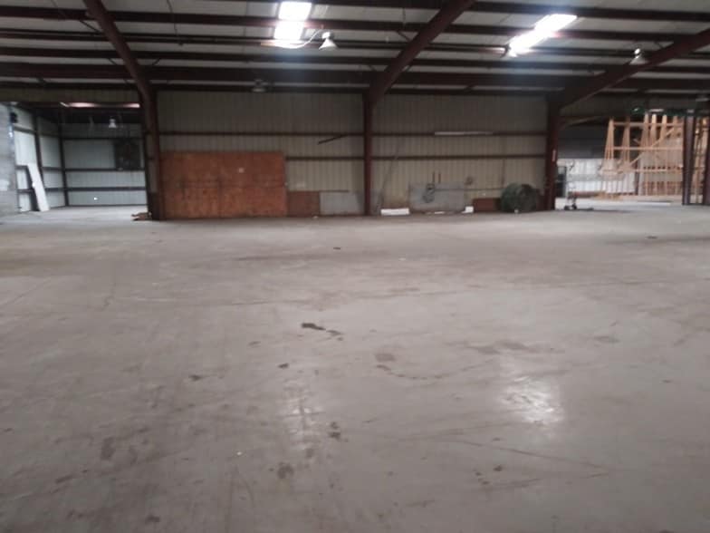 More Photos Of 5017 N Coolidge Dr, Tampa Warehouse For Lease