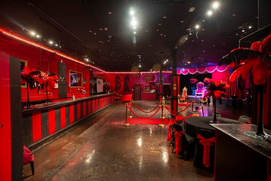 More Photos Of 2824 Main St, Dallas Bar For Lease