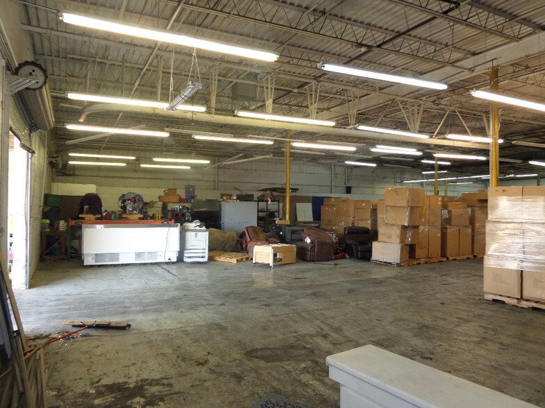 More Photos Of 2602 W Holly St, Phoenix Warehouse For Lease