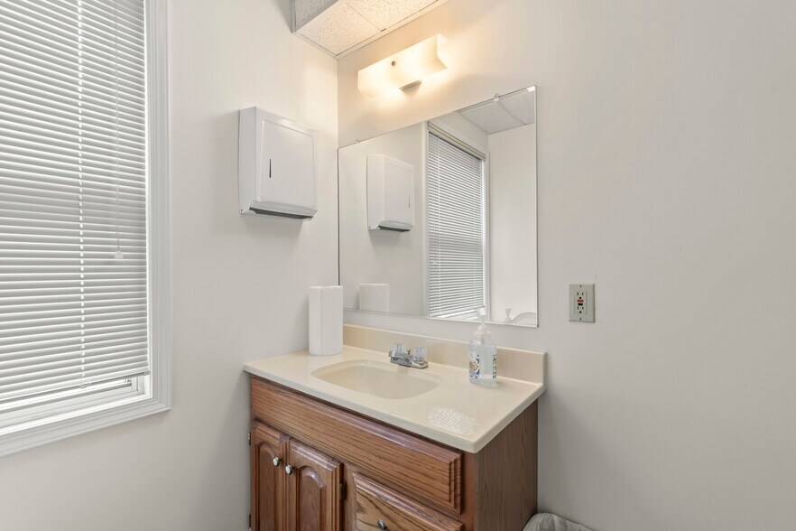 More Photos Of 138 Lakeview Dr, Gibbsboro Light Distribution For Sale