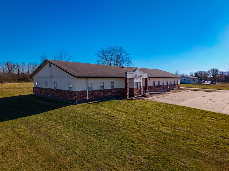 More Photos Of 604 Industrial Park Dr, Eldon Office For Sale