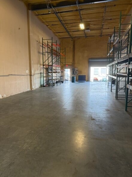 More Photos Of 7575 Kingspointe Pky, Orlando Showroom For Lease