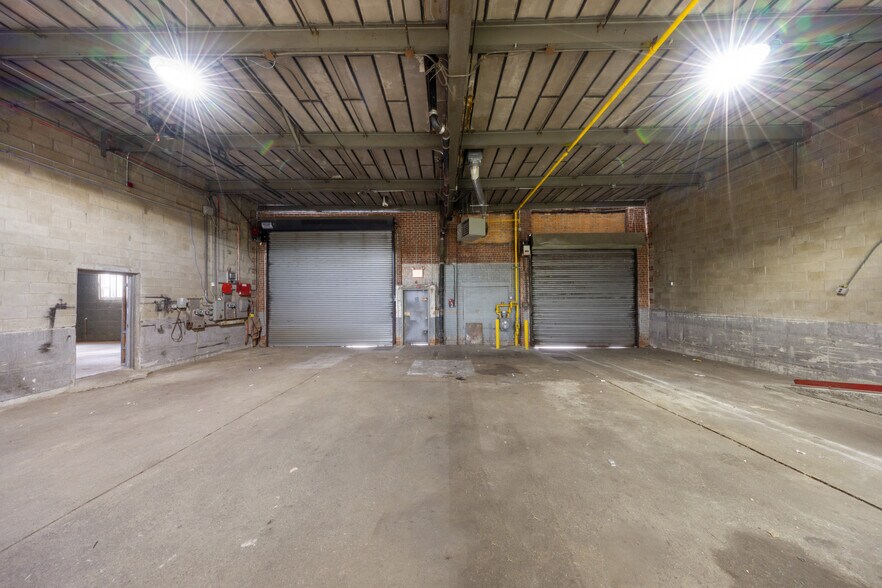 More Photos Of 91-26 Archer Ave, Jamaica Showroom For Lease