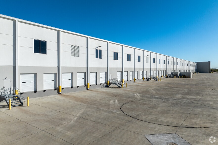 More Photos Of 540 S Town East Blvd, Mesquite Distribution For Lease