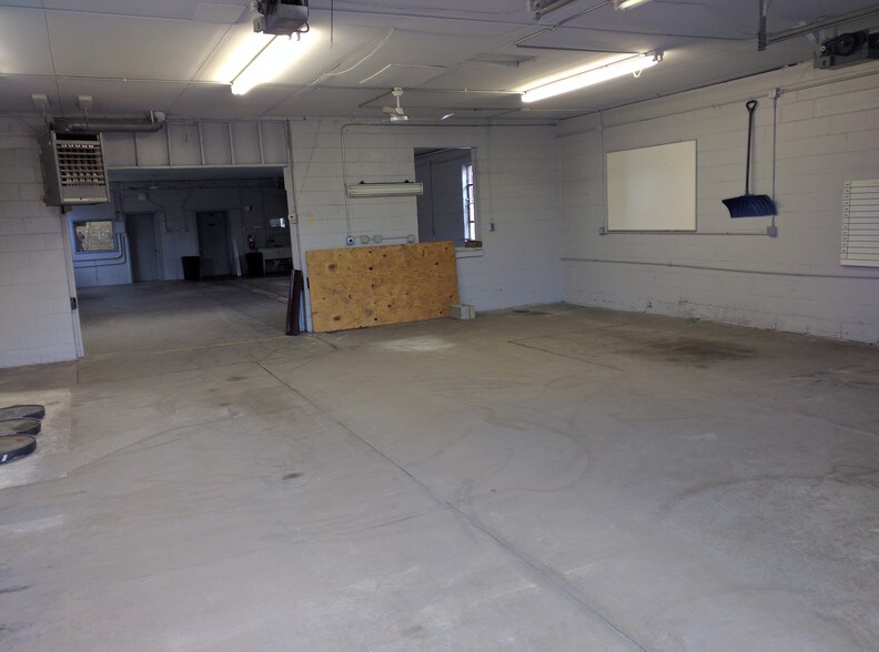 More Photos Of 705 E Park Ave, Libertyville Light Distribution For Lease