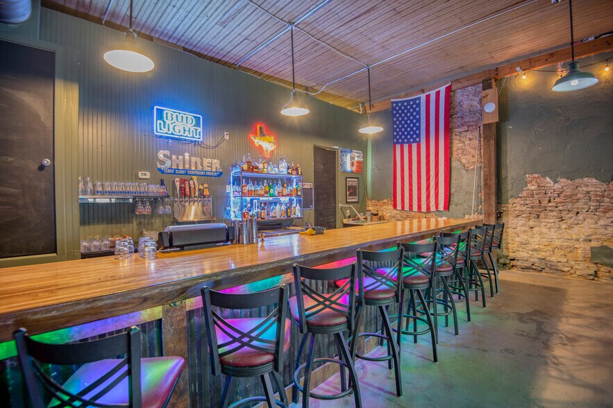 More Photos Of 514-520 N Railroad St, Burton Restaurant For Lease