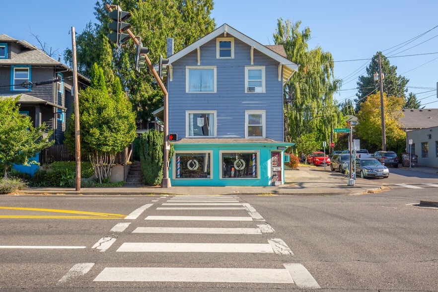 More Photos Of 2931-2935 NE Broadway St, Portland Storefront Retail Office For Lease