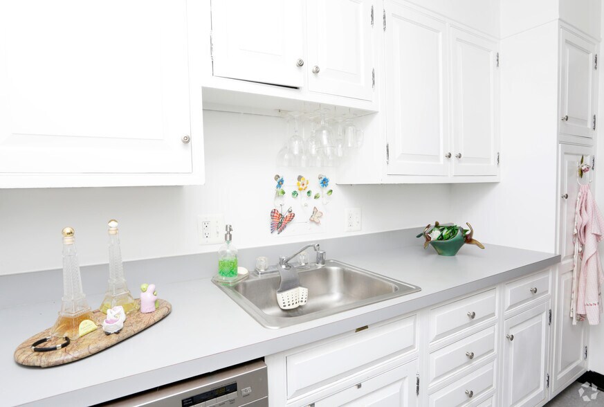 More Photos Of 2712 Wisconsin Ave NW, Washington Apartments For Sale