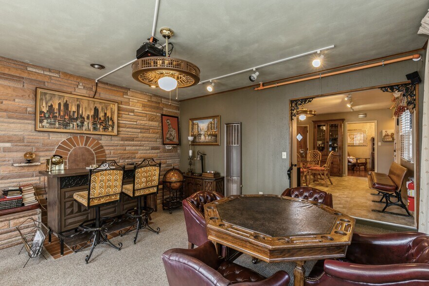 More Photos Of 324 1st St, Des Moines General Retail For Sale