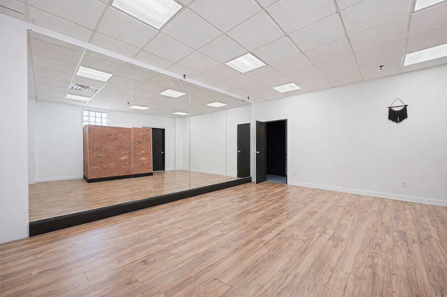 More Photos Of 27 Hanse Ave, Freeport Manufacturing For Sale