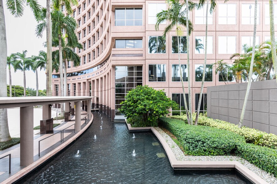 More Photos Of 5200 Waterford District Dr, Miami Office For Lease