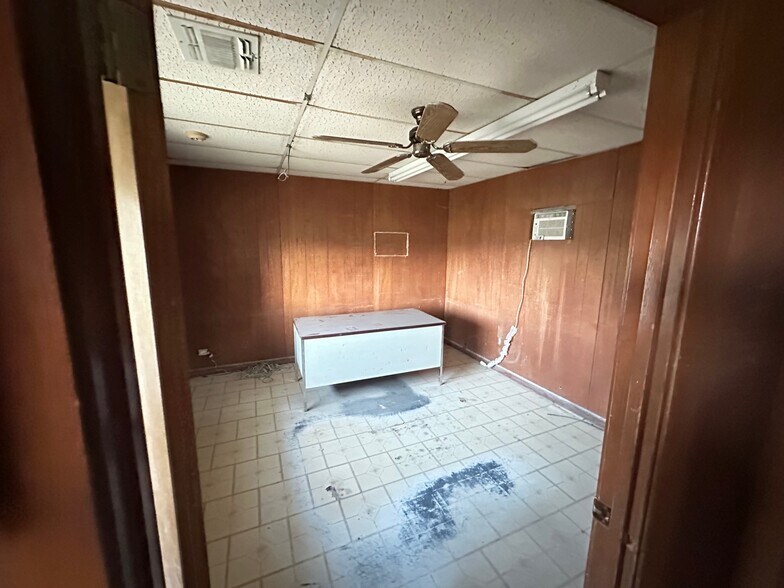 More Photos Of 2936 Woodward Ave, Ruston Light Distribution For Sale