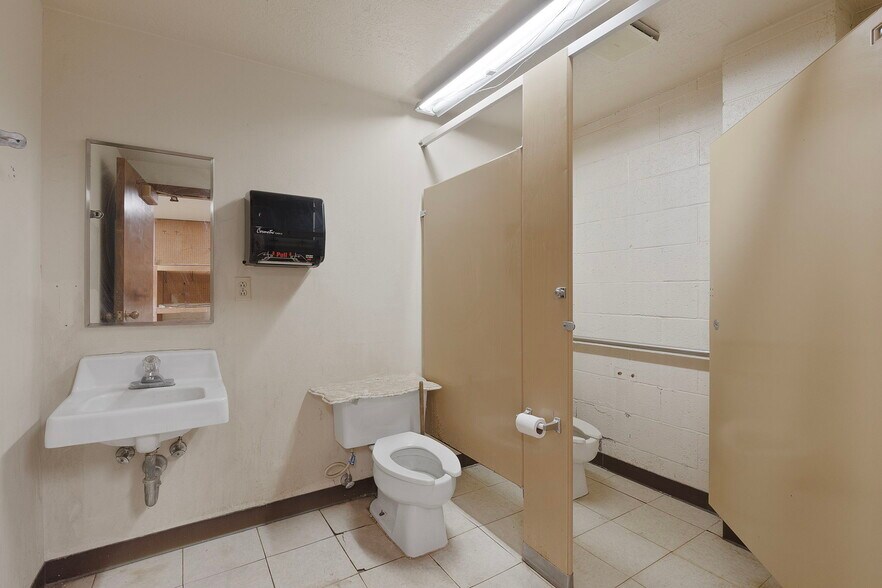 More Photos Of 221 Broadway Blvd SE, Albuquerque Freestanding For Sale