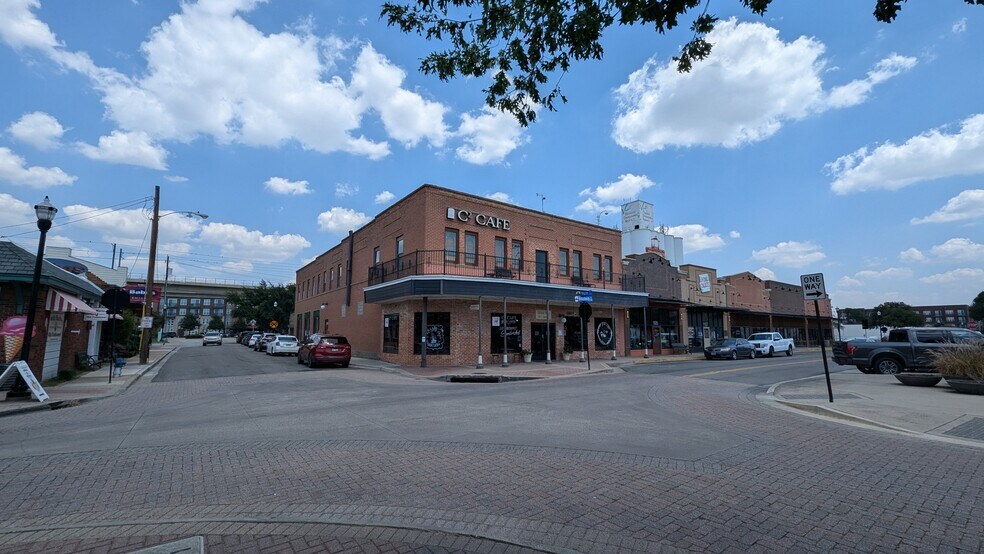 More Photos Of 1101 S Broadway St, Carrollton Freestanding For Sale