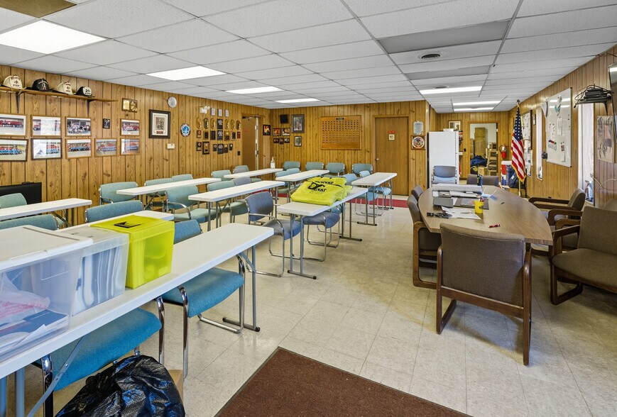 More Photos Of 513 E Saginaw St, Breckenridge Warehouse For Sale