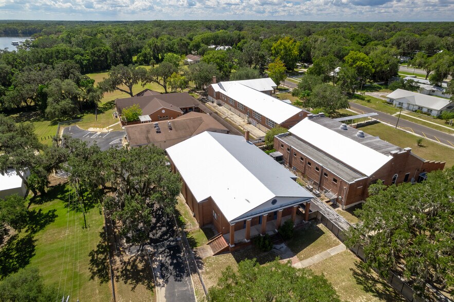 More Photos Of 101 S Prospect St, Crescent City Flex For Sale