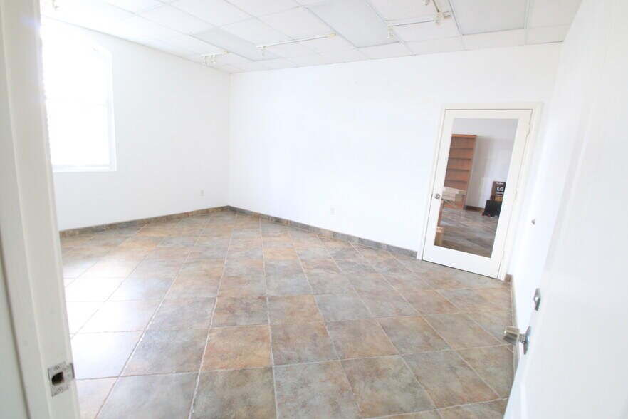 More Photos Of 5905 Winsome Ln, Houston Office For Lease