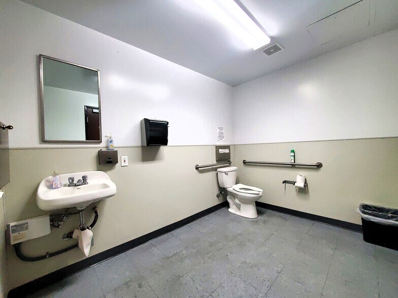 More Photos Of 14211 Beach Blvd, Westminster Freestanding For Lease