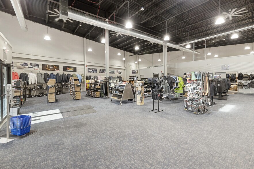 More Photos Of 1401 Erie Blvd, Syracuse Showroom For Sale