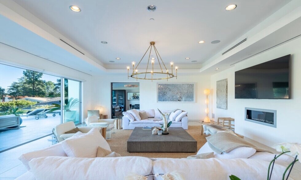 More Photos Of 12148 Travis St, Los Angeles Healthcare For Lease