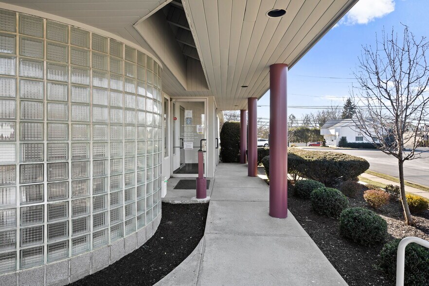 More Photos Of 824 Old Country Rd, Plainview Medical For Lease