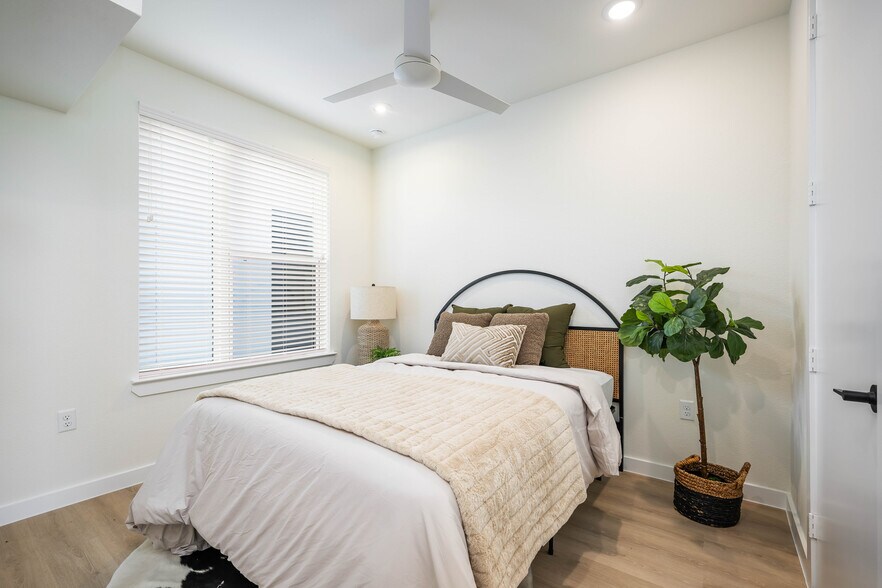 More Photos Of 719 E Locust St, San Antonio Apartments For Sale