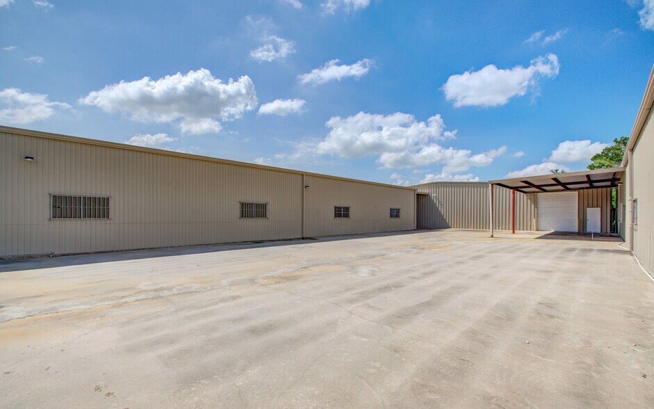More Photos Of 7002 Bissell Rd, Manvel Manufacturing For Lease