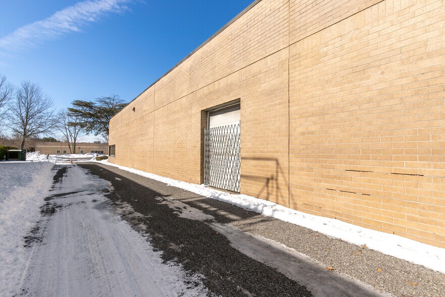 More Photos Of 161 Remington Blvd, Ronkonkoma Warehouse For Sale