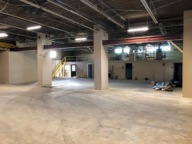 More Photos Of 12950 Capital St, Oak Park Manufacturing For Lease