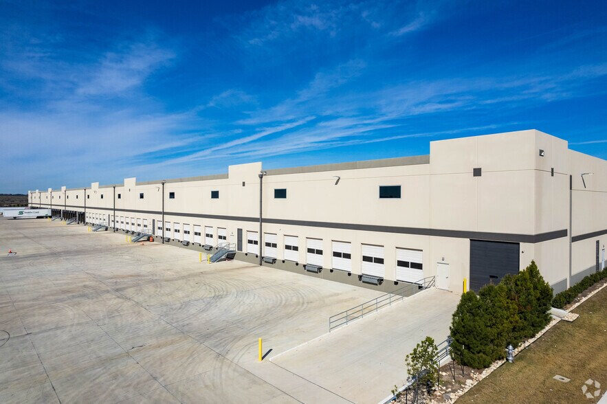 Primary Photo Of 1980 Kohlers Crossing, Kyle Warehouse For Lease