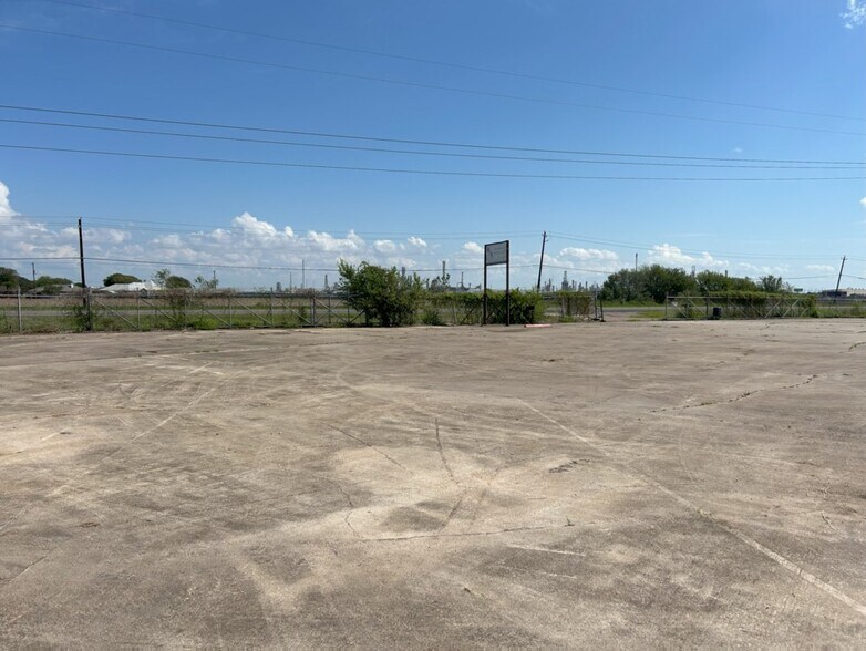 More Photos Of 9225 Leopard St, Corpus Christi Service For Sale