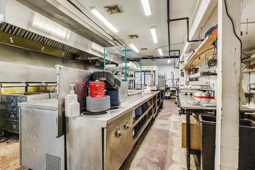 More Photos Of 131 New Warrington Rd, Pensacola Restaurant For Sale