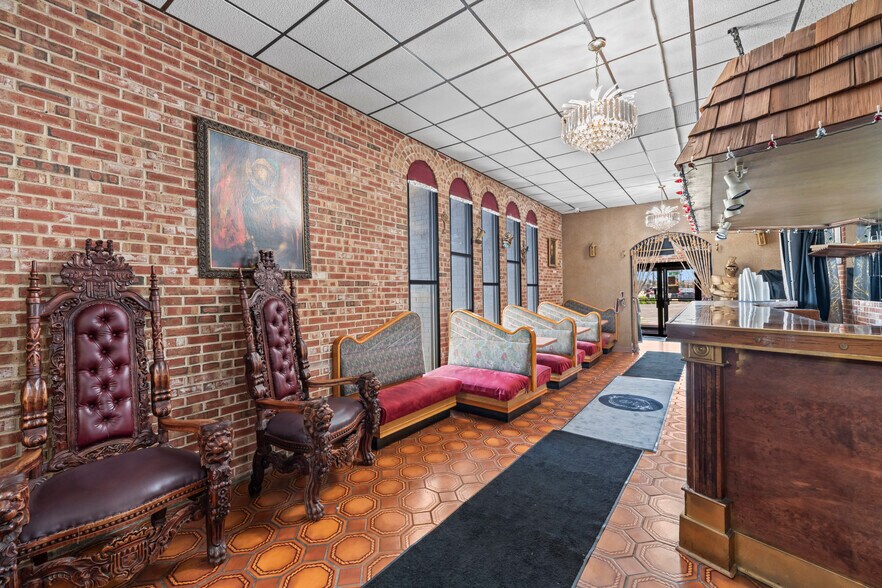 More Photos Of 10140 S Roberts Rd, Palos Hills Bar For Sale